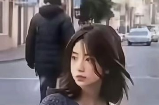 德云社孙越近期陷入耍大牌争议事发停车场路人偶遇上前问好索要签名虽口头应声却未停下脚步径直上车离开这段视频流出后引发网友