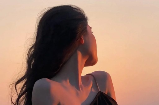 陪玩陪睡只是皮毛！继手伸进裤子后又一女星自曝50多都不放过
