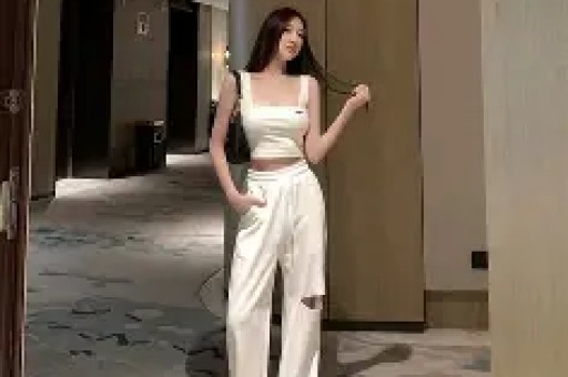 62岁男明星迎娶25岁丹麦美女教练38岁年龄差惊到众多吃瓜网友